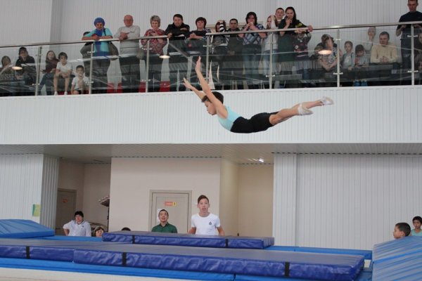 Центр спортивной акробатики Горно-Алтайска провел первенство по прыжкам на батуте