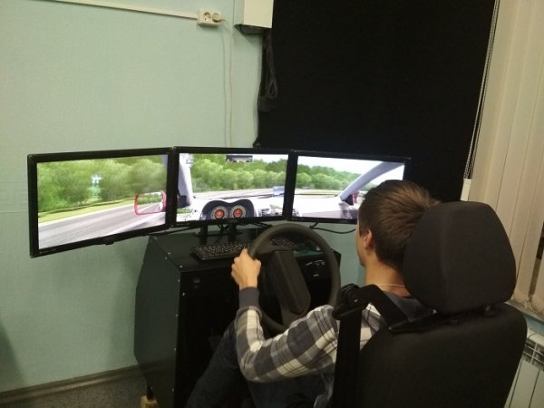 Подростки обучаются навыкам вождения в учебно-тренировочном классе в Горно-Алтайске