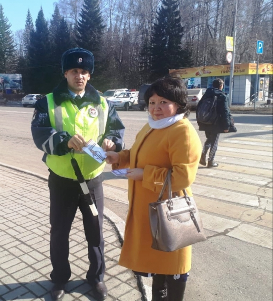 Автоинспекторы и школьники Республики Алтай провели акцию «Пешеход, будь внимательнее!»