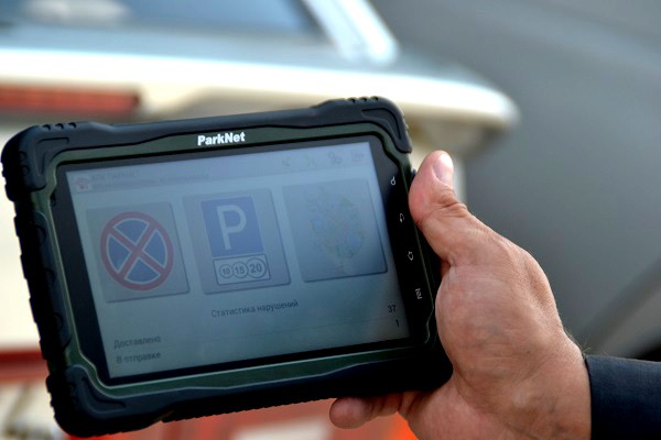В Республике Алтай автоинспекторы выявляют нарушителей правил парковки с помощью специальных планшетов