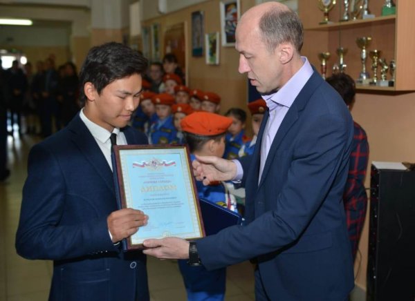 Олег Хорохордин вручил награду мальчику-герою из села Иогач