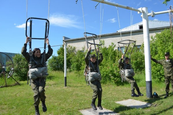 Курсанты военно-патриотических клубов Республики Алтай совершили очередную серию прыжков с парашютом