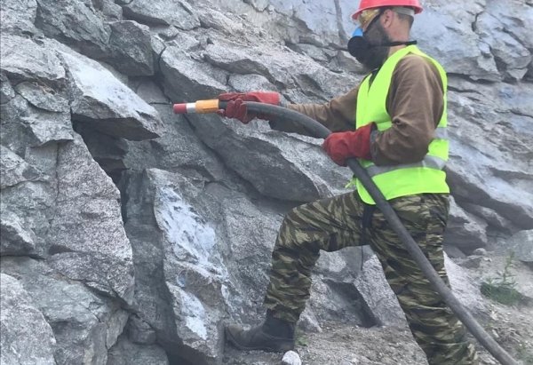 В Республике Алтай волонтеры очищают скалы от надписей