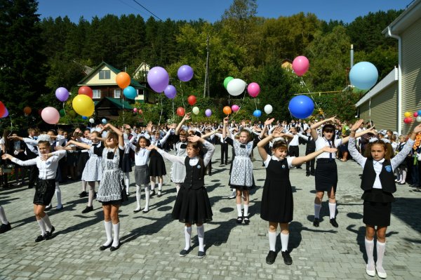 Олег Хорохордин поздравил учащихся школы №8 Горно-Алтайска с Днем знаний