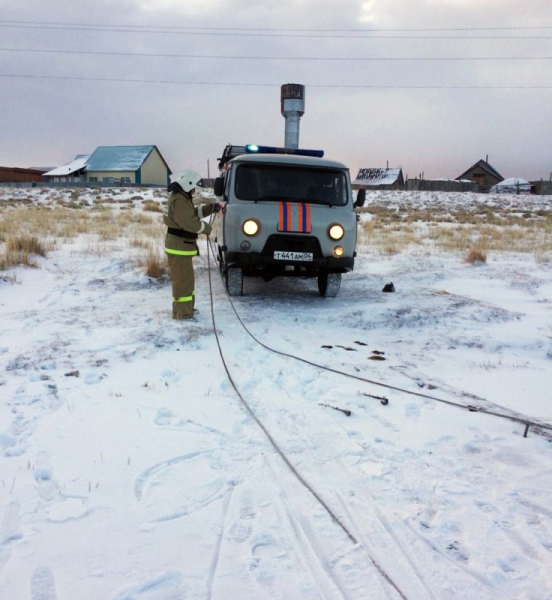 Пожарные села Кош-Агач продолжают спасать коров, провалившихся под лед