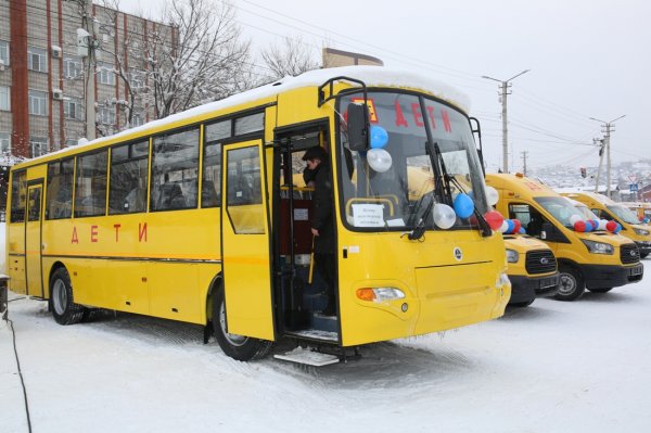 Олег Хорохордин вручил ключи от школьных автобусов и автомобилей «скорой помощи»