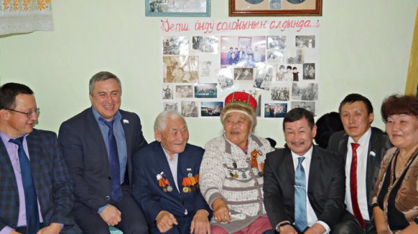 Алексей Тюхтенев поздравил супругов Танзаевых с юбилеем