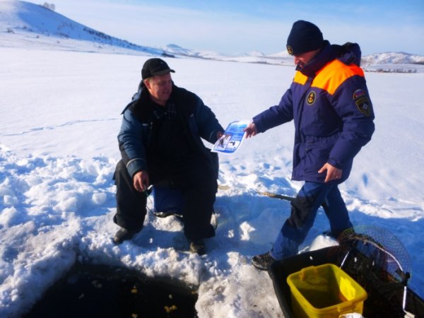 На тающем весеннем льду рыбалка становится опасной