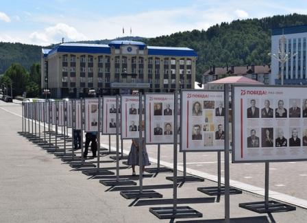 В Горно-Алтайске установили уличную выставку, посвященную 75-летию Победы