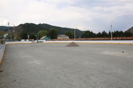Установка хоккейных коробок завершается в селах Республики Алтай
