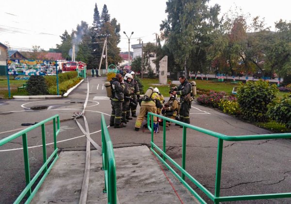 Учения по ликвидации пожара прошли в школе Горно-Алтайска