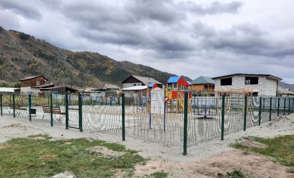 Детские площадки обустроили в Чемальском районе по нацпроекту