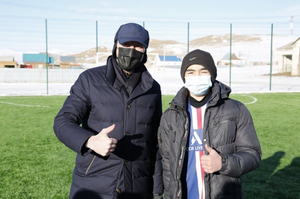 Олег Хорохордин открыл мини-футбольное поле и детскую площадку в селе Ташанта