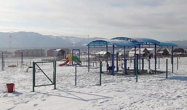 Детскую спортивно-игровую площадку благоустроили по нацпроекту в Усть-Коксе