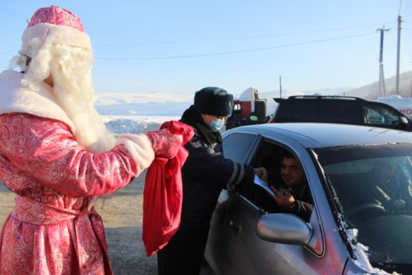 Полицейский Дед Мороз поздравил водителей и пассажиров с наступающим праздником