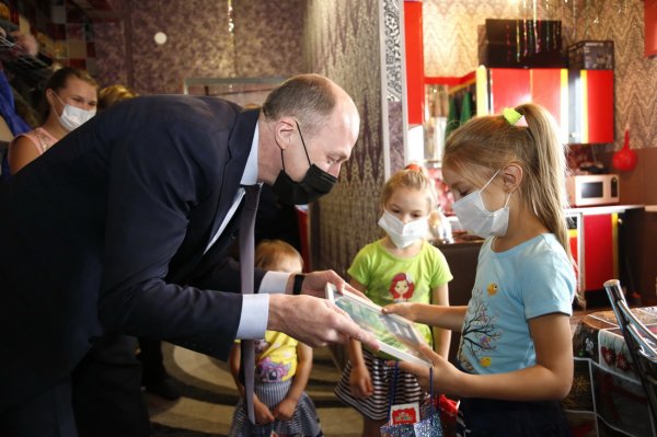 Глава региона исполнил новогодние желания детей в рамках акции «Ёлка желаний»