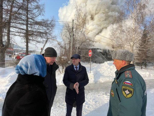 Глава Республики Алтай Олег Хорохордин прибыл на место пожара в здании вечерней школы Горно-Алтайска