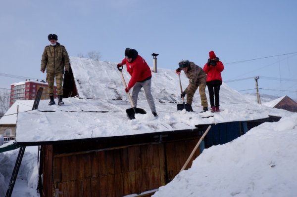 Активисты-«фронтовики» помогли очистить от снега крышу дома пожилой горожанки