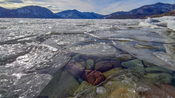 Телецкое озеро на Алтае «передумало» покрываться льдом