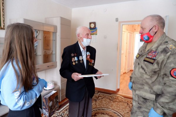 Активисты ОНФ поздравили с Днем защитника Отечества ветеранов Великой Отечественной войны из Горно-Алтайска