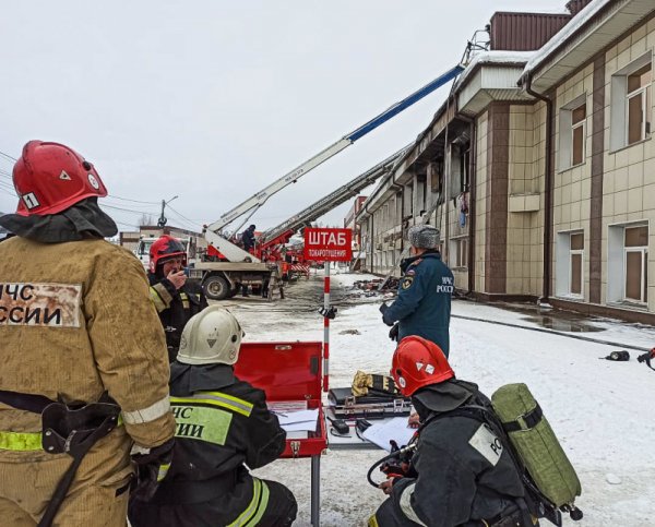 Пожарные эвакуировали из здания горящего торгового центра в Горно-Алтайске 13 человек