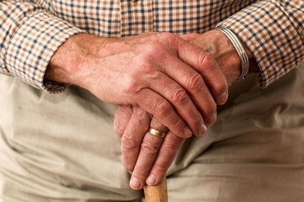 Пожилым гражданам в Майминском районе выдают браслеты помощи