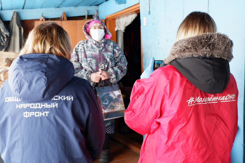 Семьи из Горно-Алтайска получили продуктовые наборы от волонтеров акции #МыВместе