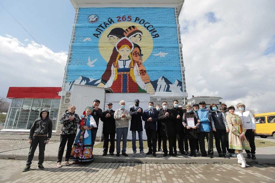 В Майме один из домов украсили настенной росписью в честь 265-летия вхождения алтайского народа в состав России