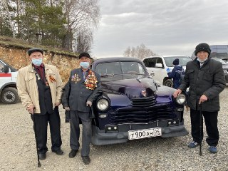 Для ветеранов в Горно-Алтайске устроили автоэкскурсию на ретроавтомобилях