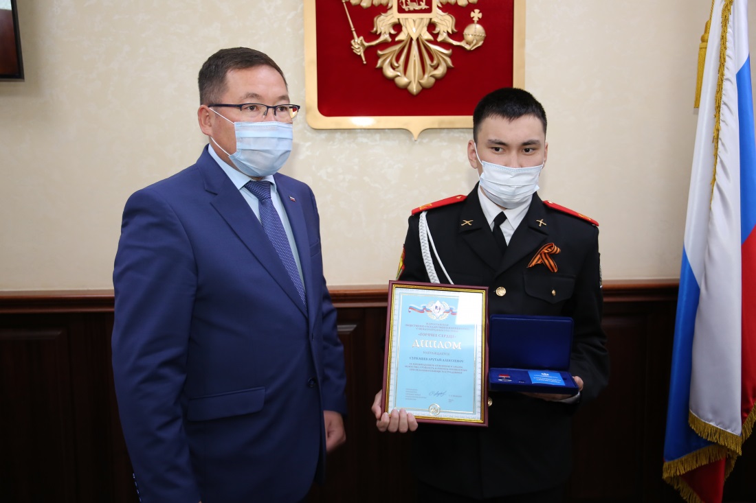 Арутай Суркашев награжден дипломом и знаком «Горячее сердце»
