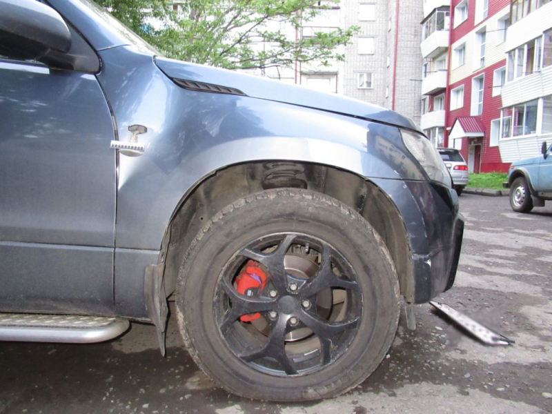 В Горно-Алтайске молодой человек не смог попасть в подъезд и от злости повредил припаркованные во дворе авто
