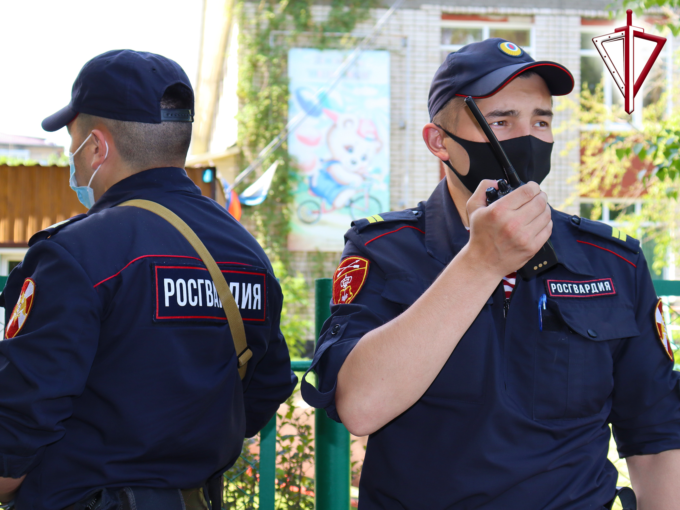 В Республике Алтай росгвардейцы задержали двух мужчин, проникших на территорию детского сада