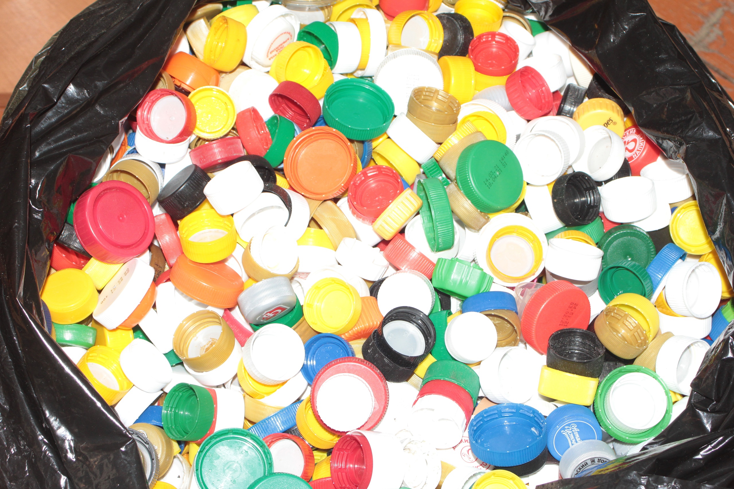 Первую партию пластиковых крышек для переработки собрали в Усть-Коксинском районе