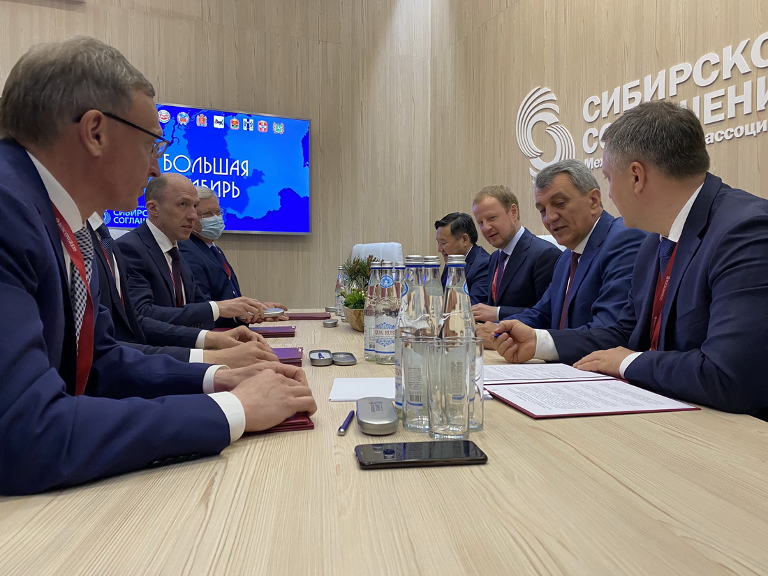 ПМЭФ-2021: Олег Хорохордин и Сергей Меняйло подписали соглашение о сотрудничестве