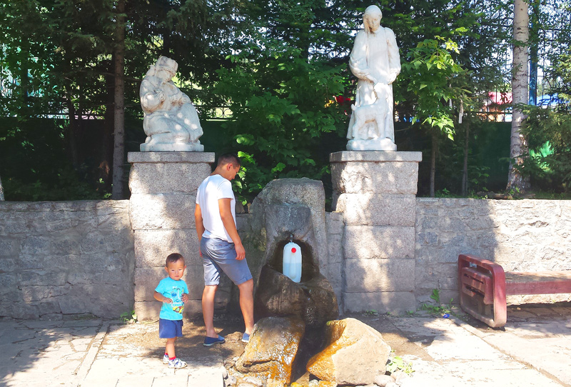 Жителей Горно-Алтайска просят временно не набирать воду в роднике «Аленушка и Ырысту»