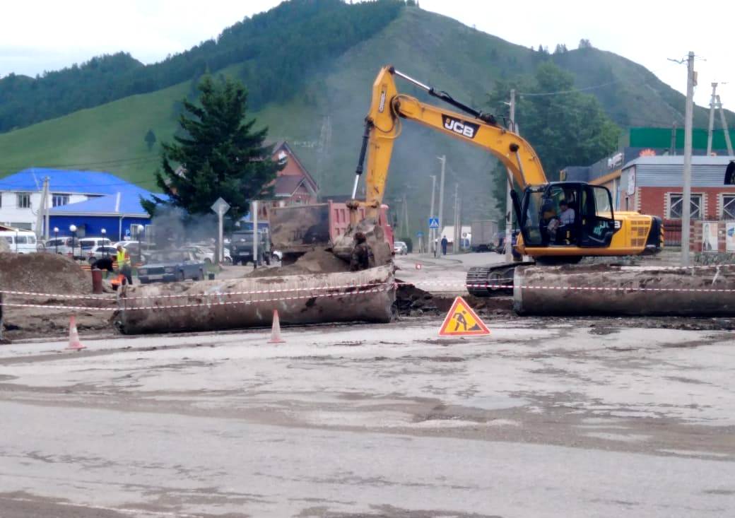 Дороги ремонтируют в центре Усть-Кана по нацпроекту