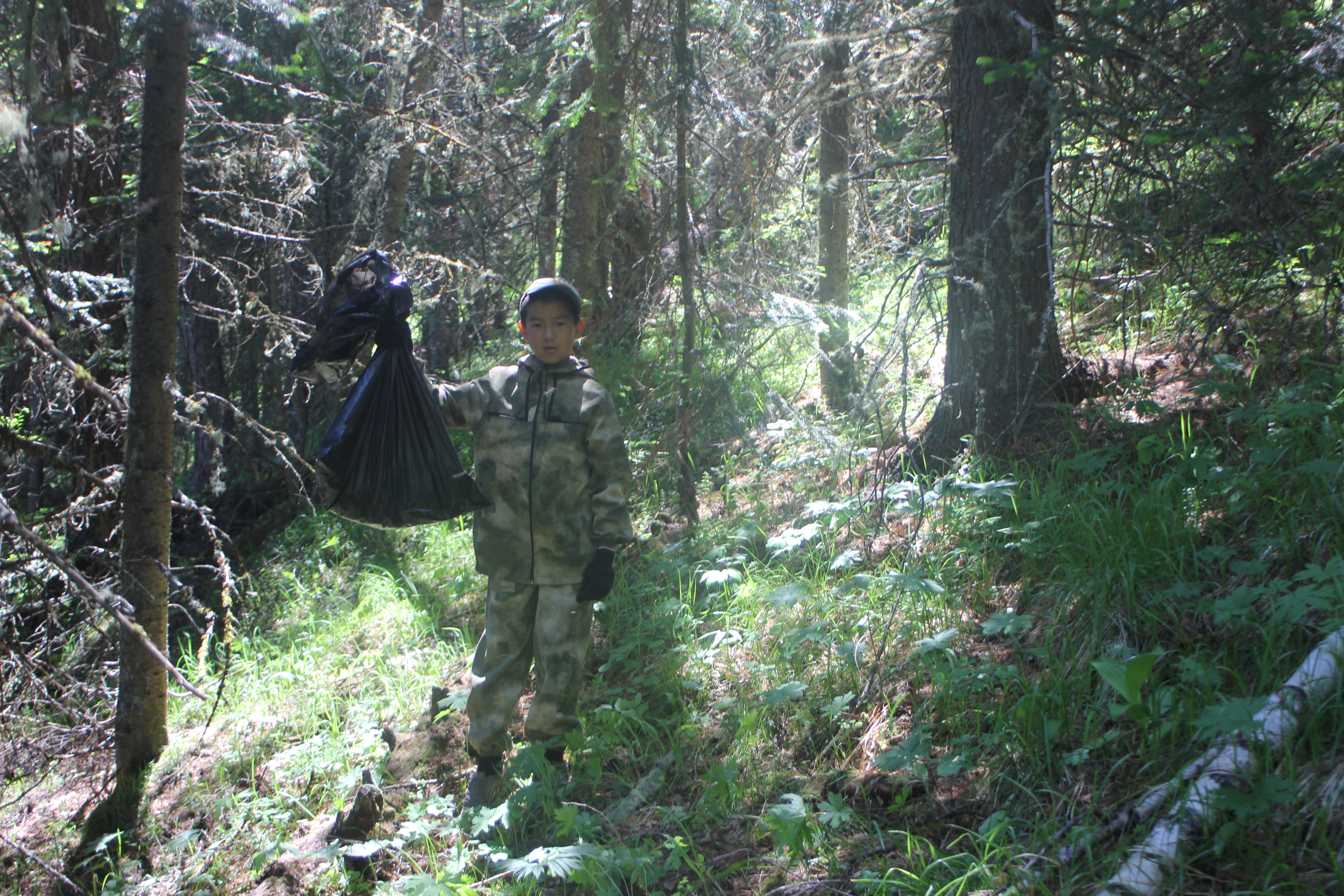 Жители Усть-Коксинского района очистили перевал от мусора