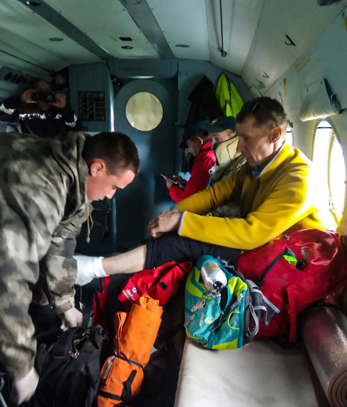 Спасатели на вертолете эвакуировали раненого туриста из Усть-Коксинского района
