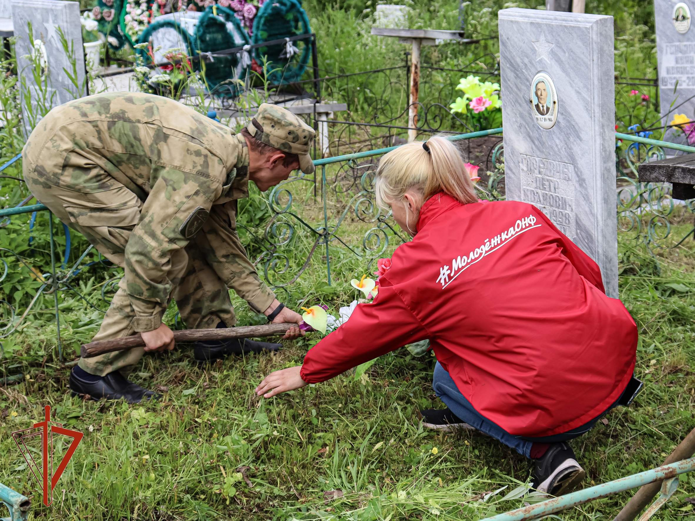 В Республике Алтай Росгвардейцы облагораживают места захоронения участников Великой Отечественной войны