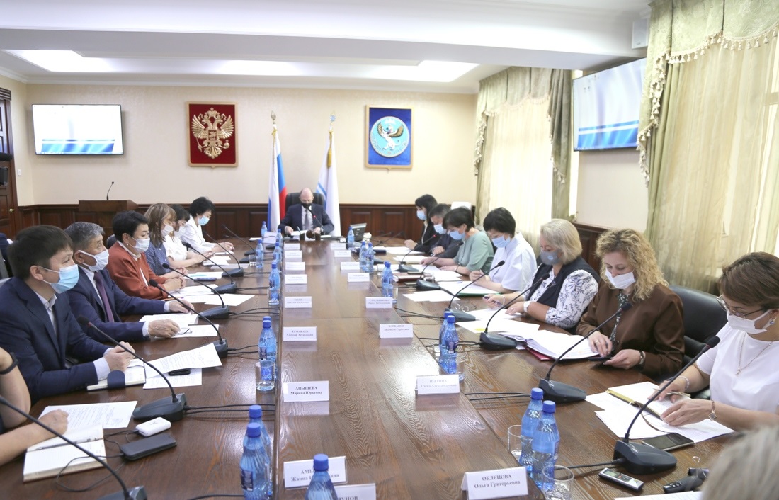 Олег Хорохордин провел заседание Совета по алтайскому языку