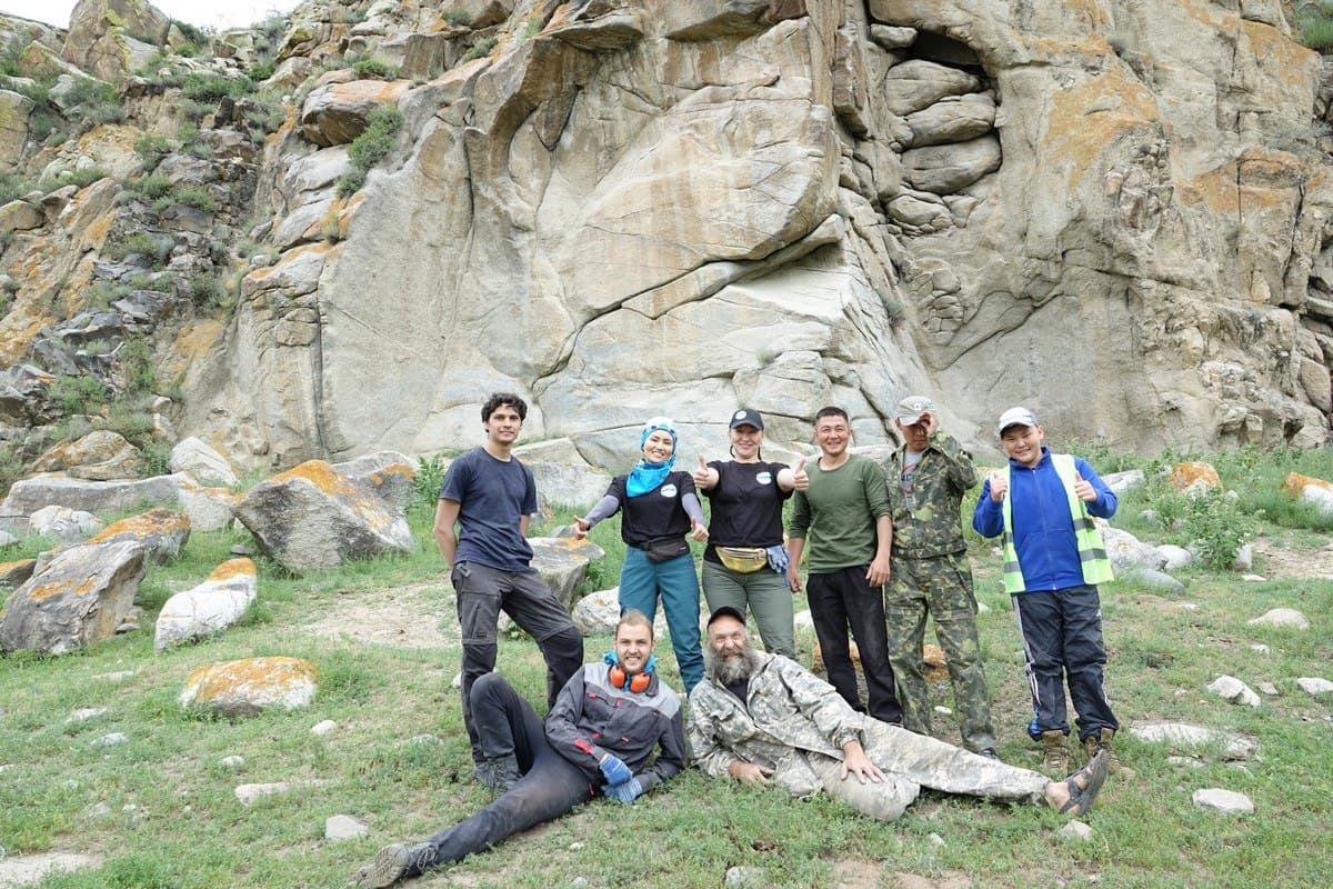 В Республике Алтай волонтеры очистили скалы от надписей, оставленных туристами