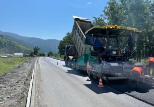 Региональную дорогу возле Элекмонара ремонтируют в рамках нацпроекта