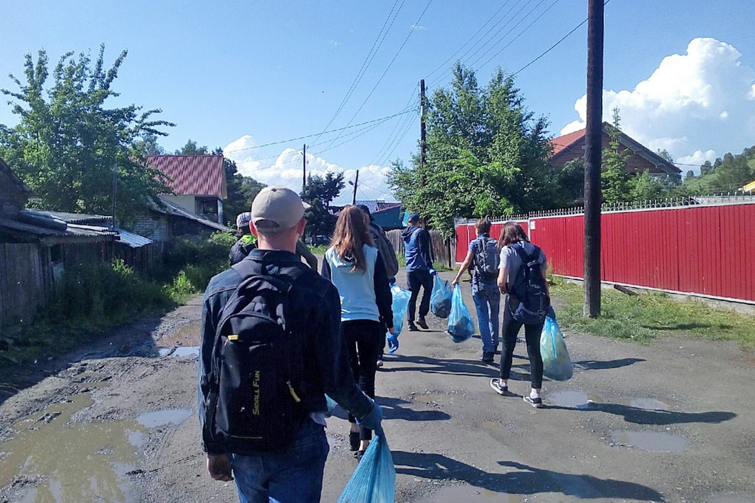 В Горно-Алтайске продолжает свою работу молодежный трудовой отряд