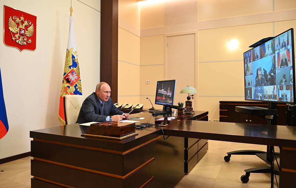 Путин поручил ликвидировать последствия якутских пожаров и южных паводков