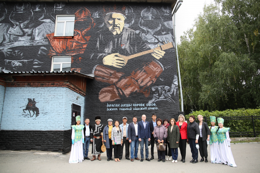 Новая настенная роспись в честь кайчи Николая Улагашева появилась в Горно-Алтайске