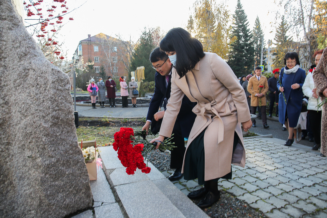 Возложение цветов к памятнику Лазаря Кокышева состоялось в Республике Алтай