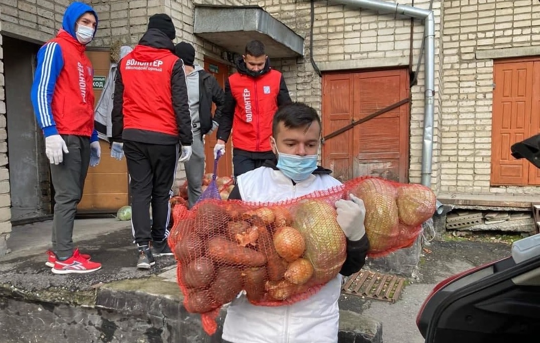 Волонтеры помогают пожилым жителям Республики Алтай