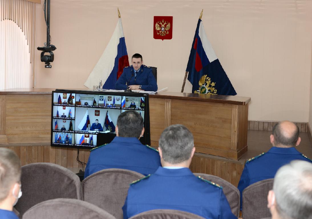 Заместитель Генерального прокурора России Дмитрий Демешин провел оперативное совещание по вопросам оплаты труда на территории Сибирского федерального округа