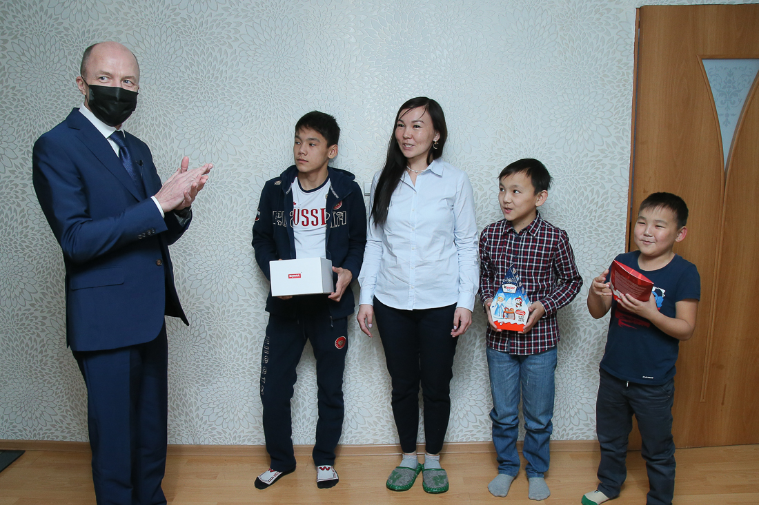 Олег Хорохордин исполнил новогодние желания детей в рамках акции «Ёлка желаний»