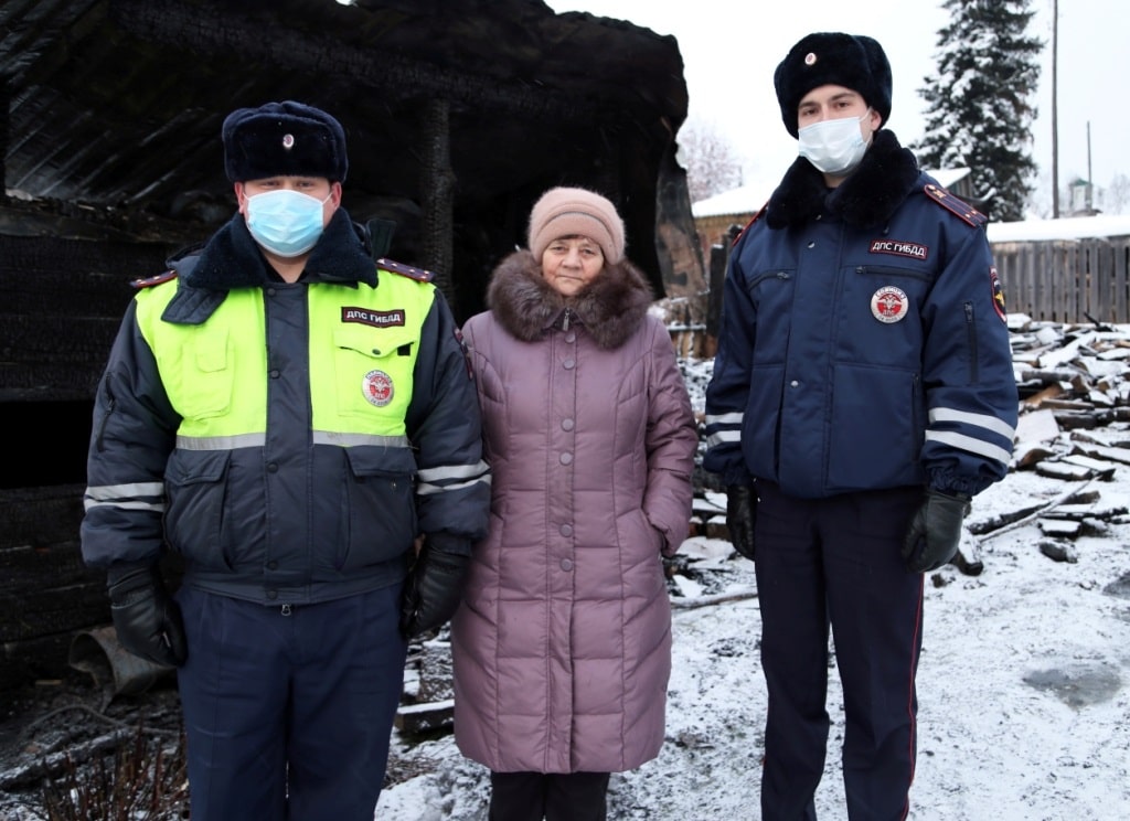 В Республике Алтай полицейские спасли семью во время пожара